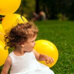 Dziecko i żółte balony