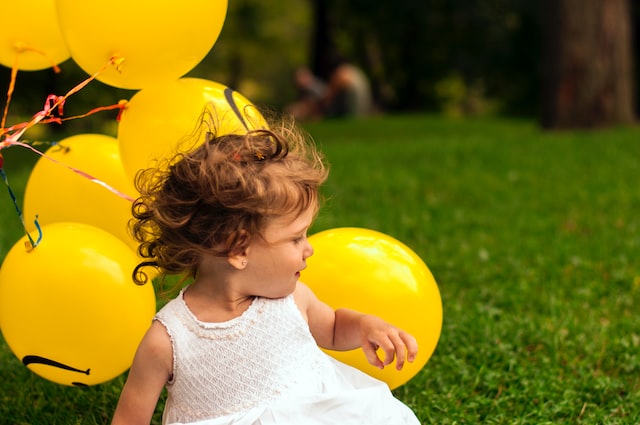 Dziecko i żółte balony
